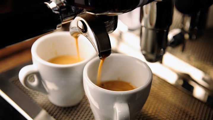 რატომ არ უნდა დალიოთ ყავა გაღვიძებისთანავე – ექიმის რჩევა