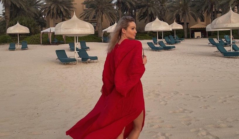 „ძველი და ლამაზი მოგონებები“ – ანუკი არეშიძე დუბაის სანაპიროზე წითელ კაბაში პოზირებს