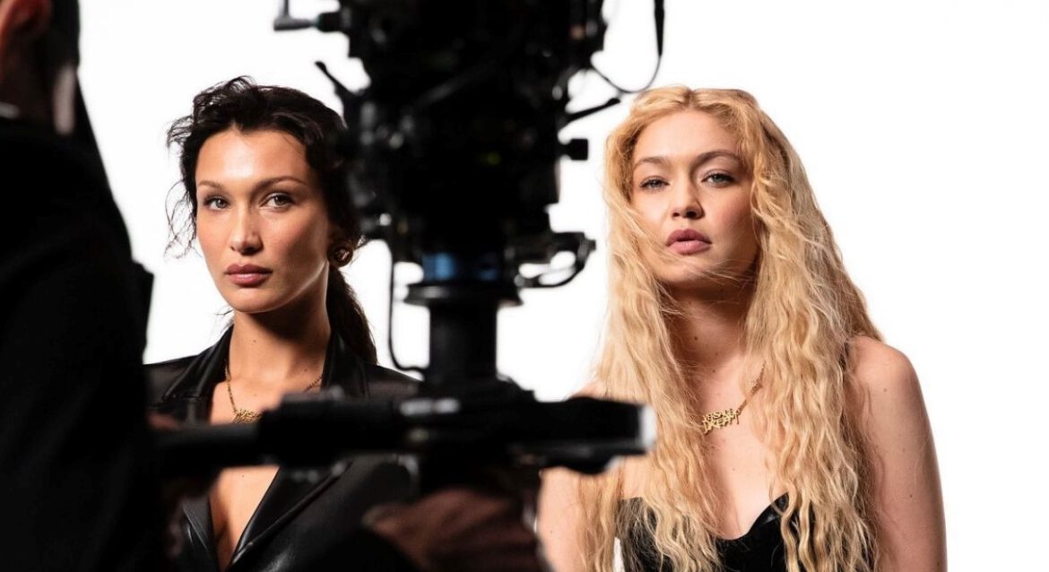 ჯიჯი და ბელა ჰადიდები Versace-ს ახალ კამპანიაში (ფოტოები)
