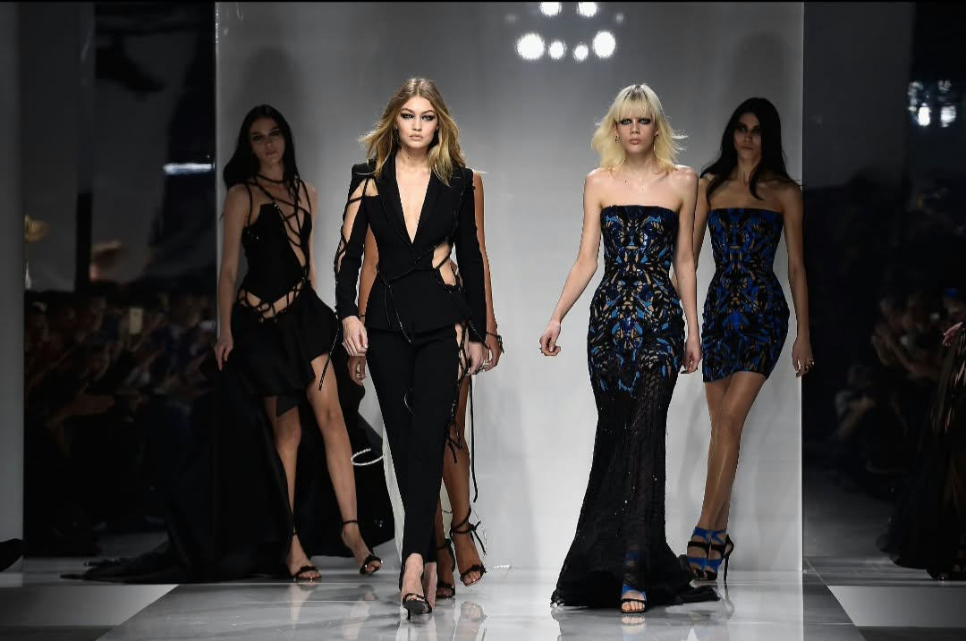 Versace მაღალი მოდის სამყაროში ბრუნდება